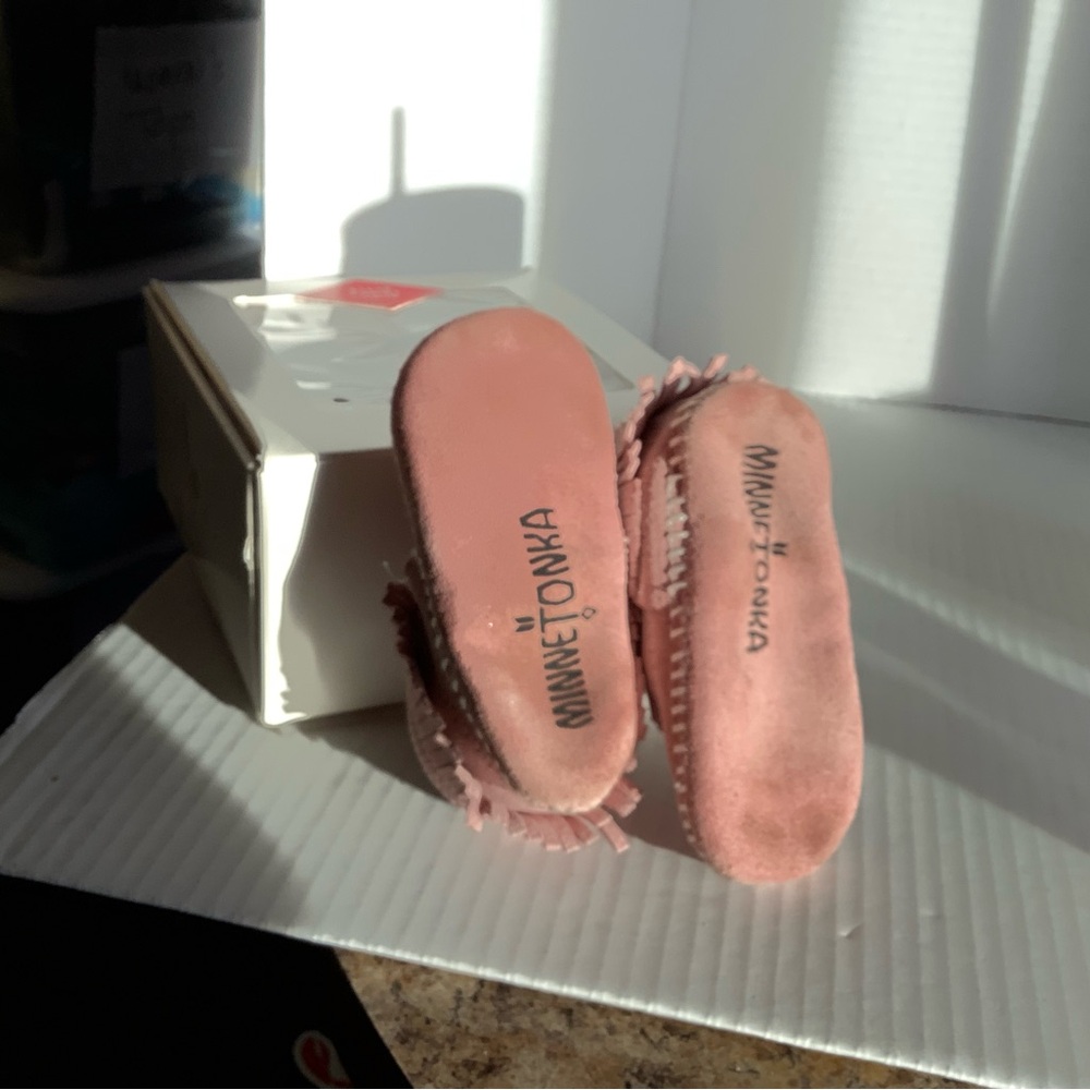 Minnetonka Baby Moccasins Size 3 leather, pink - Picture 4 of 7